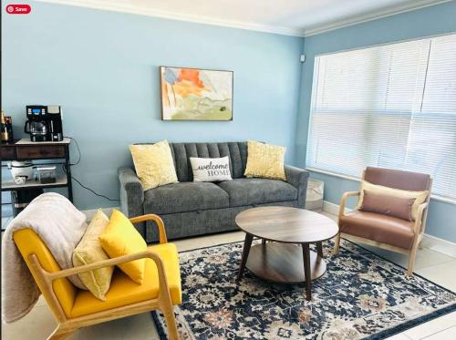 Χώρος καθιστικού στο Family-Ready 3 BDR Oasis Near Pompano Beach