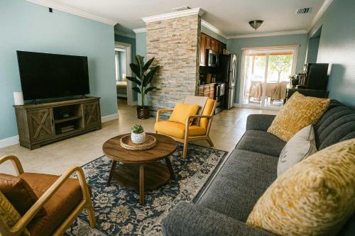 Μια τηλεόραση ή/και κέντρο ψυχαγωγίας στο Family-Ready 3 BDR Oasis Near Pompano Beach