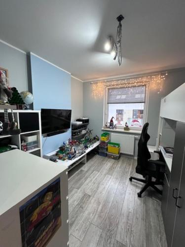 - un salon avec un bureau, une chaise et un ordinateur dans l'établissement pawel i tomek, à Ostróda