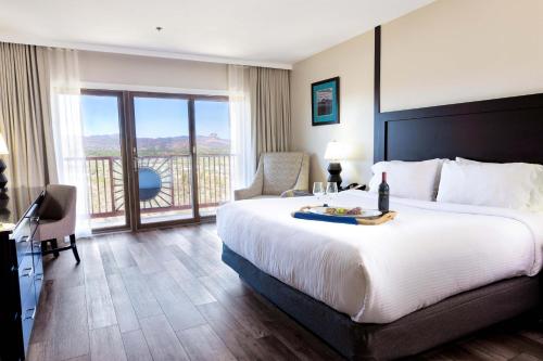 Un pat sau paturi într-o cameră la Prescott Resort & Conference Center