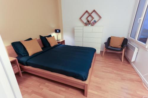 Un dormitorio con una cama y una silla dentro. en Magnifique Appartement Quartier Opera Bastille !, en París