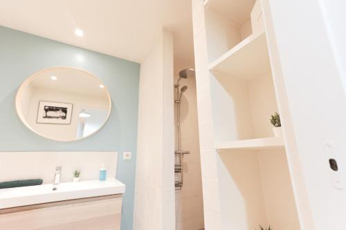 un baño con lavabo y espejo en Magnifique Appartement Quartier Opera Bastille !, en París