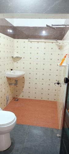 a bathroom with a toilet and a sink at River Soul Villa, Vagamon in Kattappana