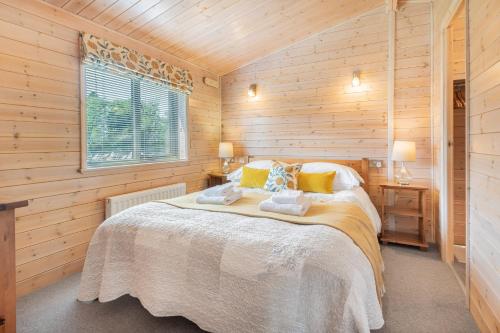 Postel nebo postele na pokoji v ubytování Dell Lodge - High Borrans Farm