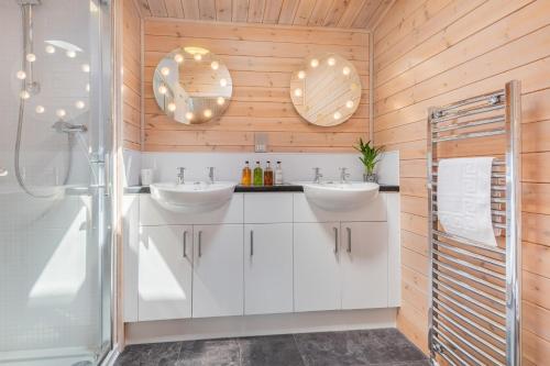 Koupelna v ubytování Dell Lodge - High Borrans Farm