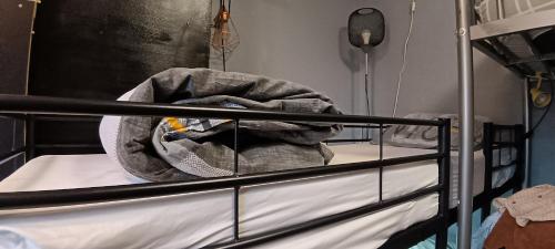 Small dormitory 12m2 of 5 beds in sharing flat 30m2にあるベッド