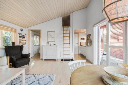 Gallery image of 5732 Gudhjem - Rø Skolevej 10 Dør 17 in Gudhjem