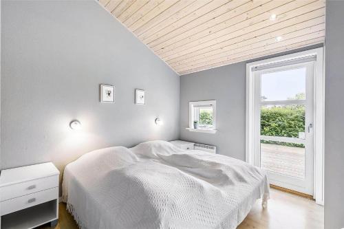 Postel nebo postele na pokoji v ubytování 1432 Aakirkeby - Holsteroddevej 6