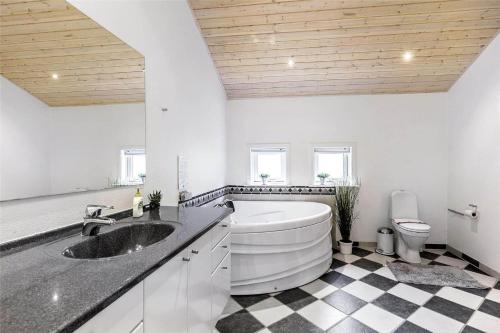 Koupelna v ubytování 1432 Aakirkeby - Holsteroddevej 6