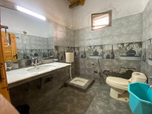 een badkamer met wastafel en toilet bij 4BHK Dunga Gali in Dunga Gali
