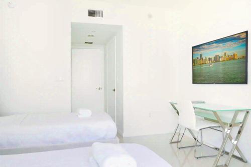 Luxury Living in Brickell - Stunning City Views photo 11