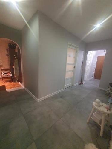 an empty room with a white wall and a door at Apartament KARO in Zawiercie