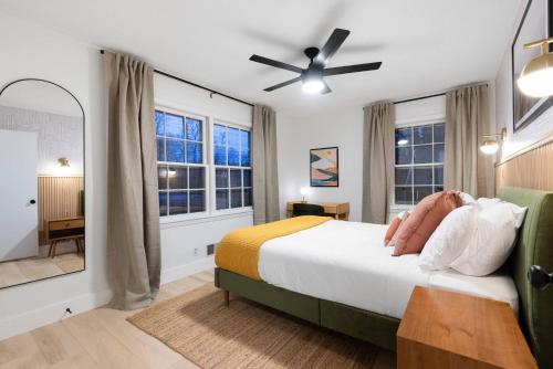ein Schlafzimmer mit einem großen Bett und einem Deckenventilator in der Unterkunft 3 mi Downtown Spartanburg | Cozy+Modern | Pets OK in Spartanburg