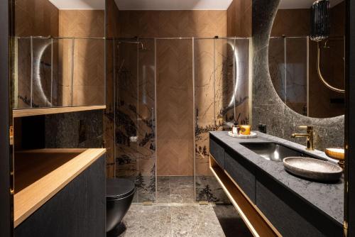 a bathroom with a sink and a shower at Osada Gubałówka na Polanie Pająkówka & SPA in Kościelisko