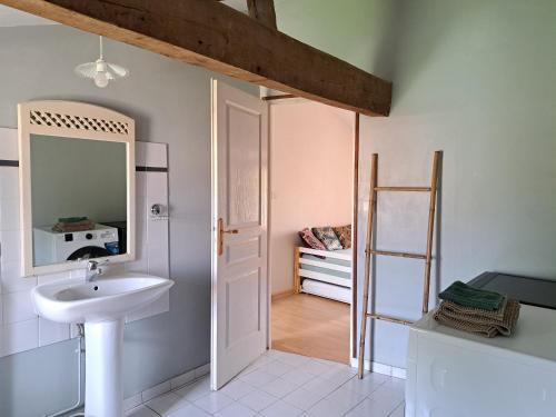 ein Badezimmer mit Waschbecken und Spiegel in der Unterkunft Les Rincinières in La Garnache