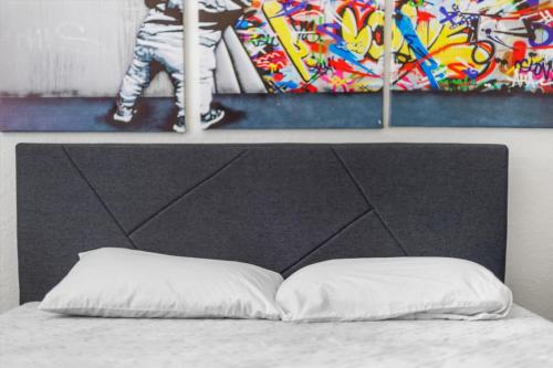 Ένα ή περισσότερα κρεβάτια σε δωμάτιο στο NEW London House Orlando Airport Private Condo