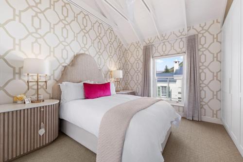 Ένα ή περισσότερα κρεβάτια σε δωμάτιο στο Modern Coastal Townhouse at The Majestic