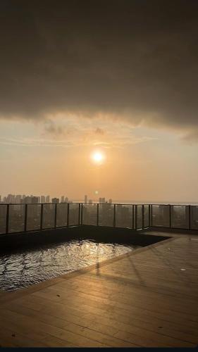 uma ponte sobre um corpo d'água com o sol no céu em Apartamento- studio em Belém