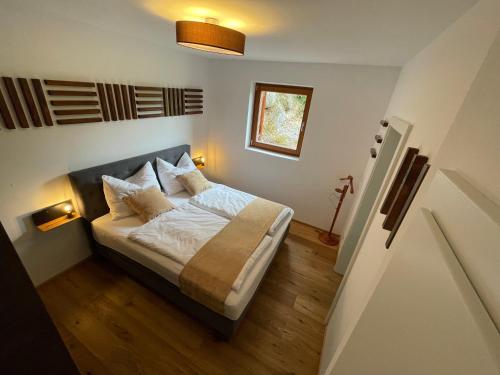 ein Schlafzimmer mit einem Bett mit weißen Laken und Kissen in der Unterkunft Mountain Fairy Tale in Bad Kleinkirchheim