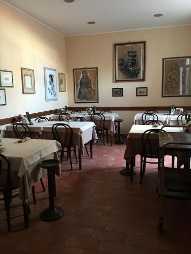een restaurant met tafels en stoelen en foto's aan de muren bij Hotel Mare Blu in Lido di Camaiore