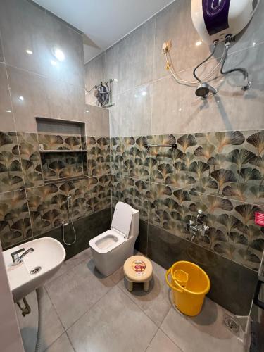 a bathroom with a toilet and a sink at OM LINGESWARAN HOME STAY Tiruvannamalai in Tiruvannāmalai