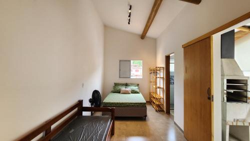 Ένα ή περισσότερα κρεβάτια σε δωμάτιο στο Loft Vila da Lua 1 Ar Condicionado Perto da Praia