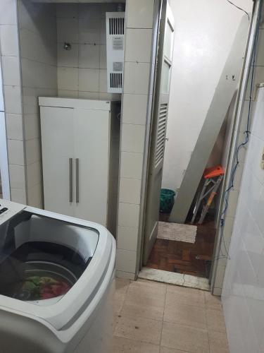 un bagno con un water con la porta aperta di Apartment a Rio de Janeiro