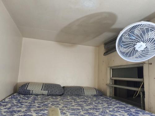 una camera da letto con un letto e un ventilatore sul soffitto di Apartment a Rio de Janeiro