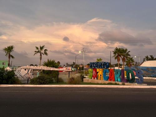 une rue avec un skatepark avec des graffitis dessus dans l'établissement Hotel Melyvan, à San Carlos