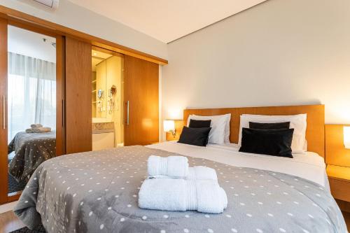 a bedroom with a large bed with towels on it at Flat Parque do Ibirapuera - Jardins in Sao Paulo
