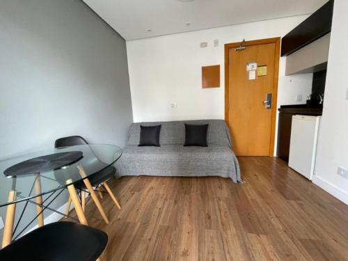 a living room with a couch and a table at Flat Parque do Ibirapuera - Jardins in Sao Paulo