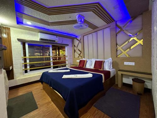 Habitación de hotel con cama con techo azul en Vistara Backwater Cruise, en Alleppey