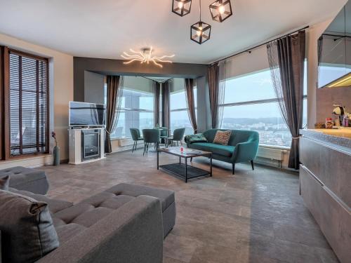 ein Wohnzimmer mit Sofa und Tisch in der Unterkunft Sea Towers! SKY PENTHOUSE! Panoramic SEA & CITY VIEWS from Glass Corner TRIANGLE! 28 TOP Floor! Terrace! Short & Long Stay! Parking! Sailing in the heaven feels like a King! in Gdynia