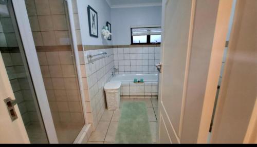 Un baño con bañera, inodoro y ducha. en T15SelborneGolfEsatePennington, en Vosburg