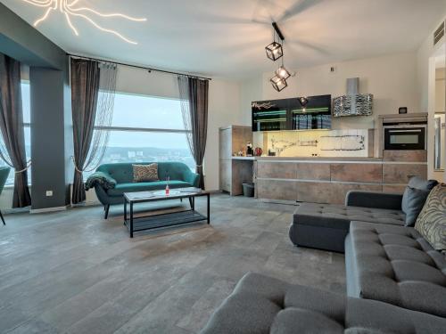 Kuchyň nebo kuchyňský kout v ubytování SeaTowers 28 Floor WATERFRONT PENTHOUSE! Sea & City PANORAMIC VIEW from GLASS CORNER TRIANGLE! 75m2! Terrace! Short&Long Stay! Parking!