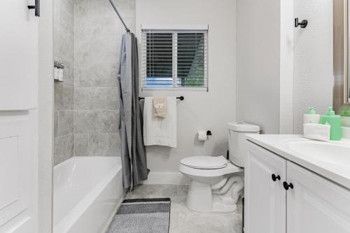Bilik mandi di Relax & Enjoy, Spacious 3BR 2BA Patio & Garage