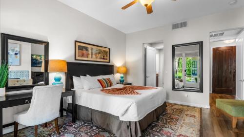 ラキンタにあるLV033 Quaint Downstairs Legacy Villas Suiteのベッドルーム1室(ベッド1台、デスク、デスク付)