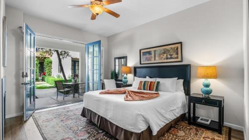 ラキンタにあるLV033 Quaint Downstairs Legacy Villas Suiteのベッドルーム1室(ベッド1台、シーリングファン付)