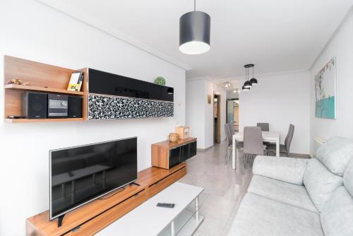 Televisyen dan/atau pusat hiburan di Encantador alojamiento con terraza en Cudón
