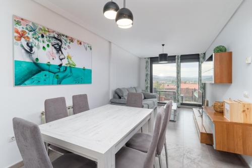 Ruang duduk di Encantador alojamiento con terraza en Cudón