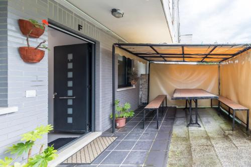Kawasan patio atau luaran di Encantador alojamiento con terraza en Cudón