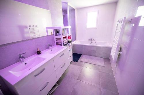 La salle de bains blanche est pourvue de 2 lavabos, d'une baignoire et d'une baignoire. dans l'établissement Villa Celesto - Piscine et Jacuzzi privé, à Marseille