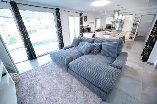 un salon avec un canapé et une cuisine dans l'établissement Villa Celesto - Piscine et Jacuzzi privé, à Marseille