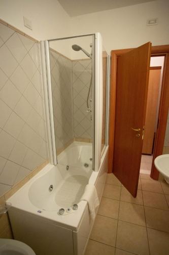 Un baño de Hermes Hotel