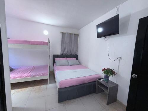 Postel nebo postele na pokoji v ubytování Arenamar Hotel Rodadero