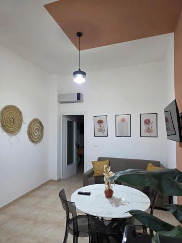 a living room with a table and a couch at Kasa in Centro INTERO APPARTAMENTO in Reggio Calabria