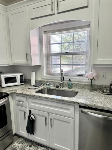 Private Suite in Upscale Neighborhoodにあるキッチンまたは簡易キッチン