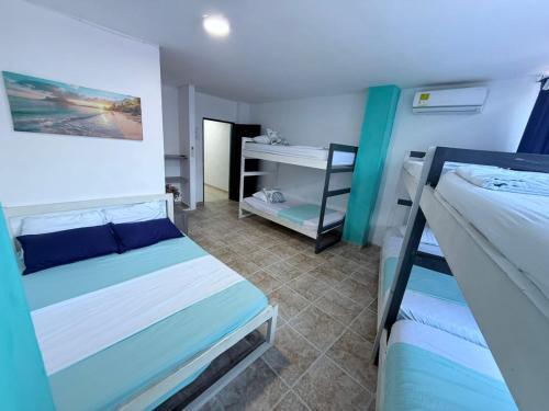 RodaderoにあるArenamar Hotel Rodaderoの二段ベッド2台と机のある寝室