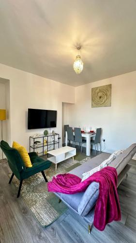 - un salon avec un grand lit et une table dans l'établissement Jarrow Haven Contractor Family Stay with FREE Parking Sleeps 8, à Jarrow