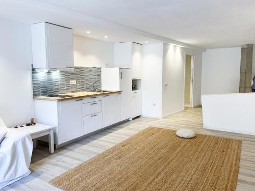 Η κουζίνα ή μικρή κουζίνα στο Refurbished Magic Loft Surf Beach Airport Included